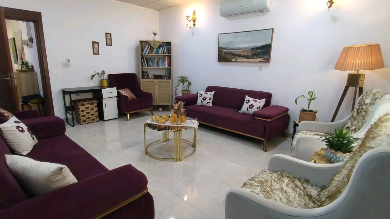 بيت للبيع في تلار ستي 
مساحة 230متر 
غرفتين نوم 
مخزن
صاله واستقبال. 
طاقه شمسيه و4 سبالت ودكت مبردة وكاونترات 
واجهه قبله مقابيل حديقه 

السعر 9 دفاتر وربع وبي مجال 

للتواصل رقم ***********
