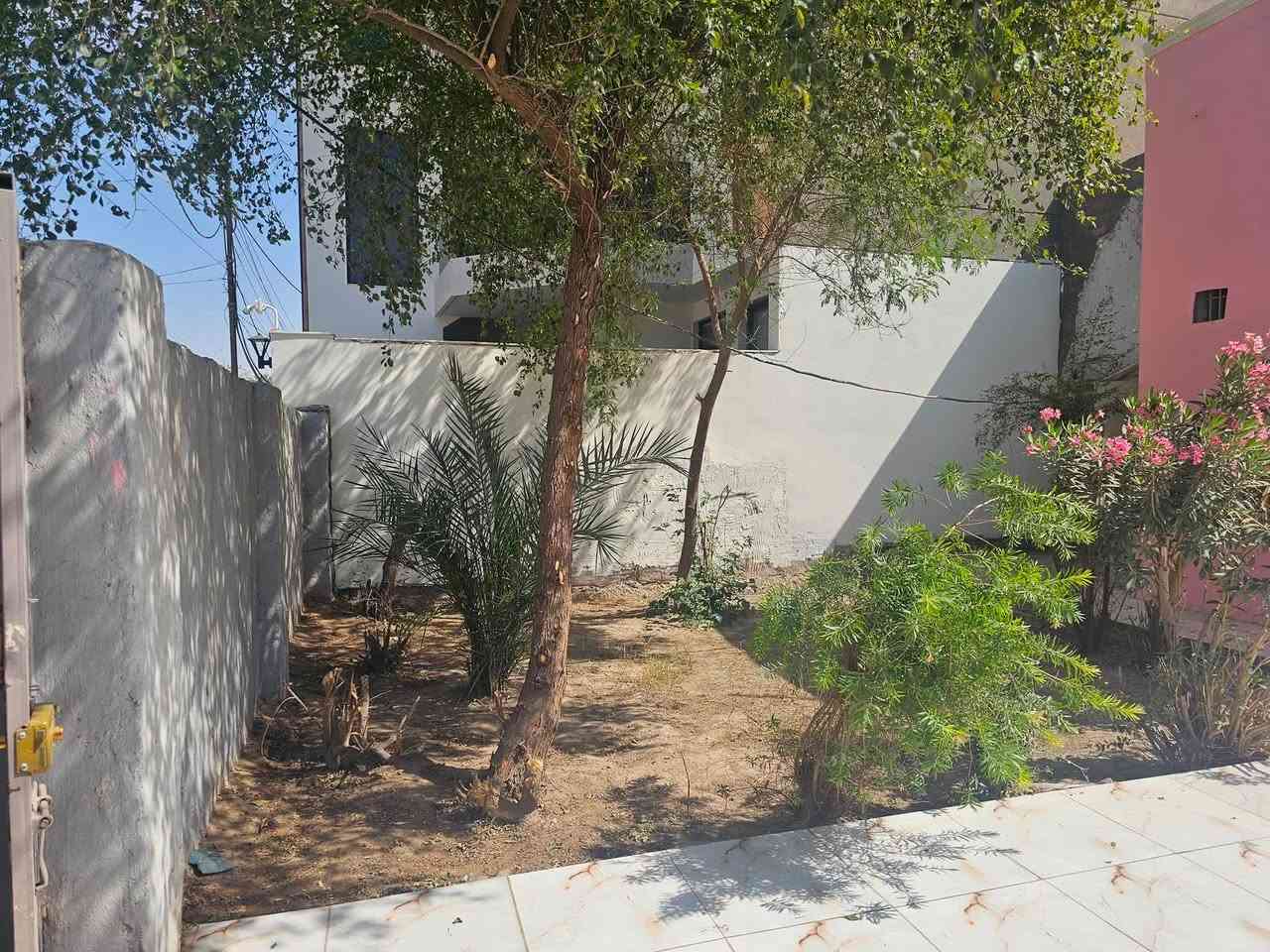 السلام عليكم
بيت للأيجار في  ((حي السعد))
 مقابيل التسجيل العقاري ومحكمة النجف 
قرب شركة الامنية 
الدار للاغراض التجارية فقط 
الدار ثاني بيت على شارع الكوفه 
مساحة 300 متر مربع
بناء قديم ومرمم كما في الصور 
للاستفسار 
د. احمد ‭***********‬
علما كان مؤجر سابقا مركز تجميل نسائي 
يصلح مكتب محامين او صالون او شركه او ستديو تصوير
