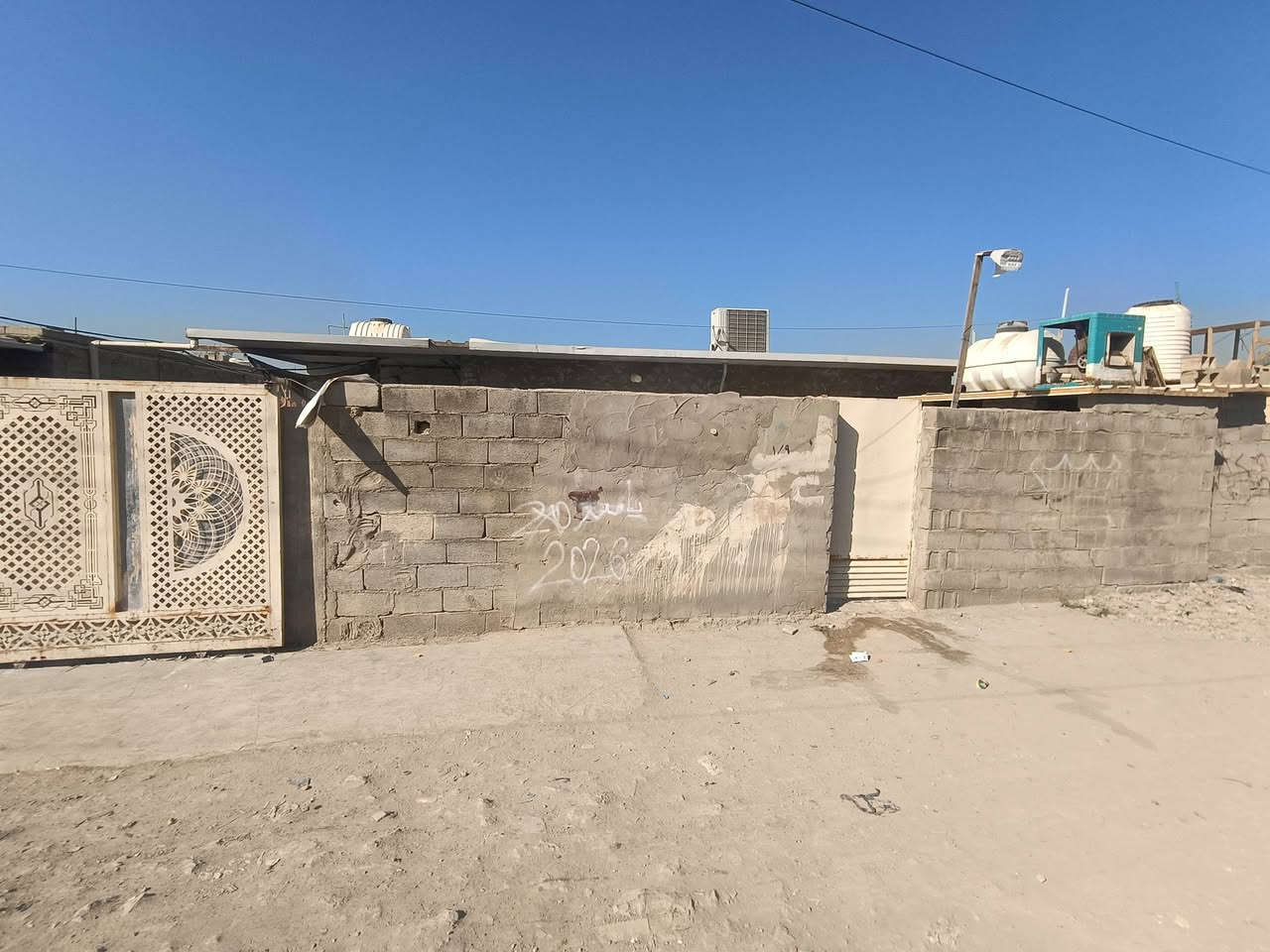 للبيع بيت تجاوز في الخالصه خلف الملعب المساحه 250 م.   2غرف نوم صاله استقبال مطبخ صحيات.  السعر 19
***********
