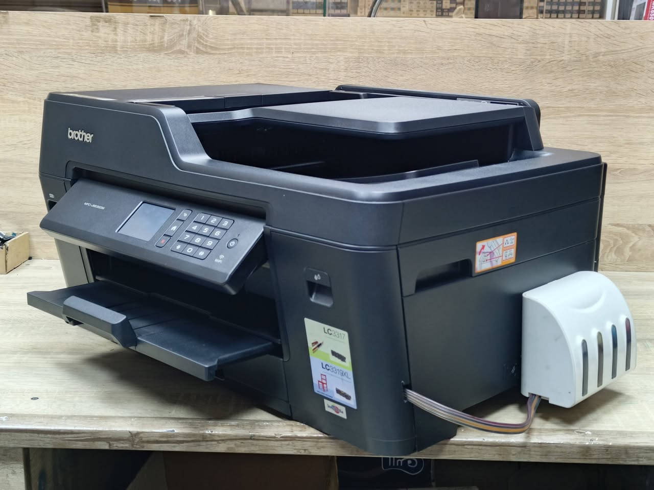 طابعة براذر موديل MFC-J6530DW مستعمل بحالة ممتازة باحبار خارجية تطبع 6000 اسود وابيض و 5000 ملون سعر الحبر 10 الف لكل الألوان تحتوي على Wifi يمكن ربطها على الموبايل وتابليت ولابتوب وكذلك تحتوي على فيدر لطباعة الملازم ومجموعة اوراق بامر واحد اسكنر واستنساخ وطباعة سرعة الطباعة 22 ورقة ملون 27 ورقة اسود وابيض بالدقيقة مع امكانية طباعة بوجهين وسحب ورق حجم A4  و A3 وكذلك تحتوي على مجرين ورق مع امكانية طباعة ورق صور 🚦سعر الطابعة 375 الف🚦مع كيبل كومبيوتر وكيبل كهرباء وقرص تعريف للطلب *********** /*********** يوجد توصيل لجميع المحافظات ملاحظة نسبة نظافة الجهاز 99 ٪ضمان تشغيل وفحص..
#طابعتي 
#الصفوة

