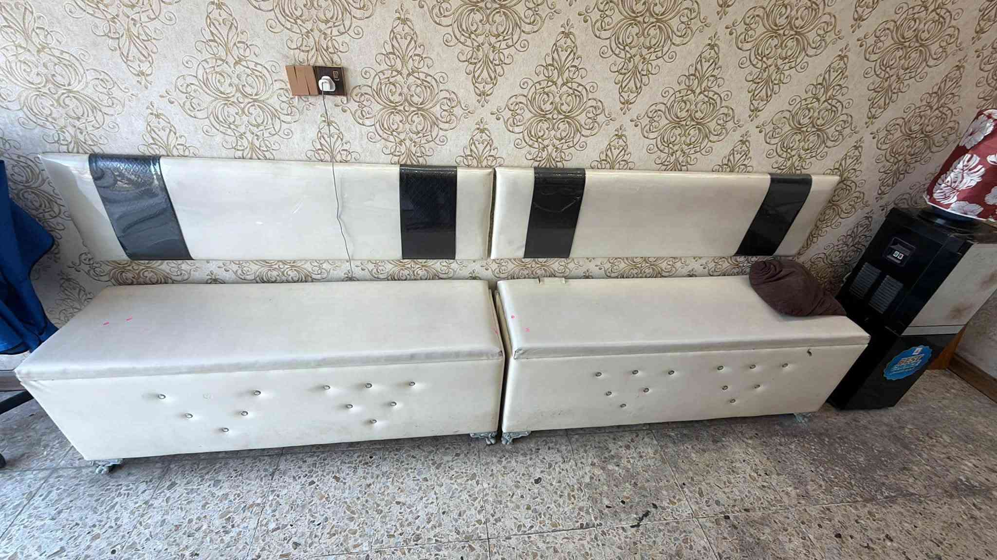 ميوزة عدد ثنين وكراسي عدد ثنين وخانة مال تنضيفات وتخم للبيع مستعملات شي قليل شراي يجي خاص او ع رقمي *********** 
مكاني بغداد/الشعب
