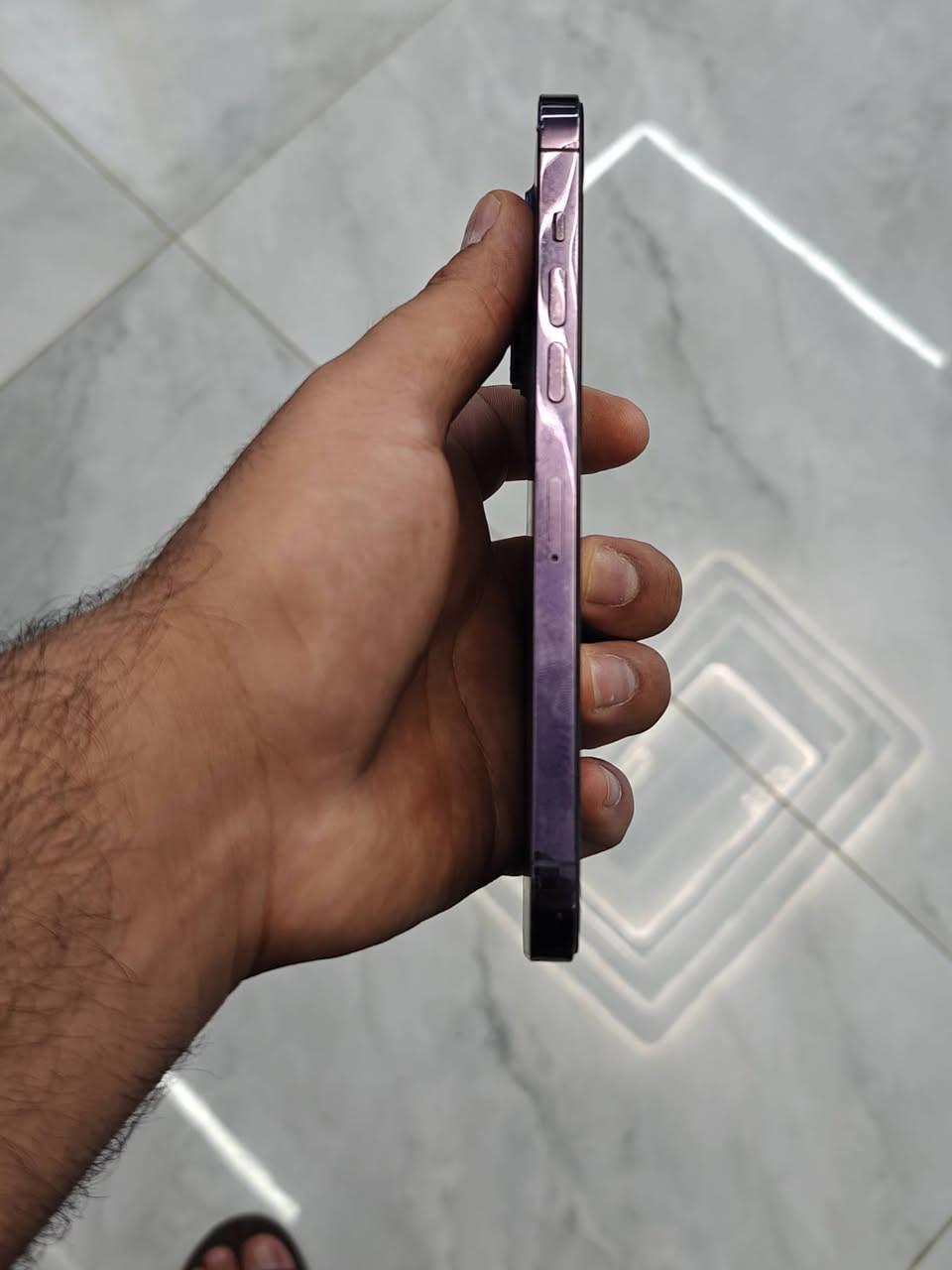 السلام عليكم ايفون 14 برو ماكس للبيع ذاكرة 256gb بطارية 86% شرق اوسط نظيف جدا  مكفول من كلشي عدا الكاميرا مبدلة و هسة هم يرادلها صيانة بيها غواش مثل ما وضح بالصور
 من تخلي الزوم 0.5 كلشي ما بيها 
السعر 700 و بي مجال بسيط
مكاني بعقوبة التحرير 
*********** خاص او واتساب
