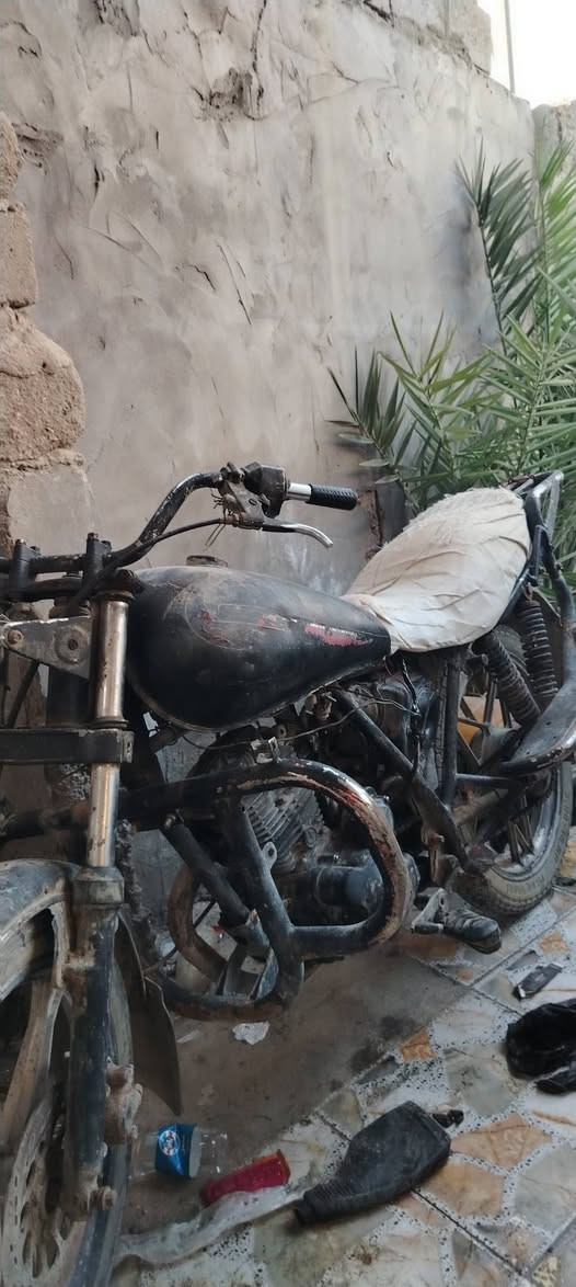 شغاله ما بيها شي 
دراجه سنويه موجوده والرقم أسود وضاع..بس الراعي ضاع الرقم من عندي يعني ماكو راعي 
سعر ٢٥٠ بيها مجال مكان  بصره گرمه علي  رقم الهاتف ***********
