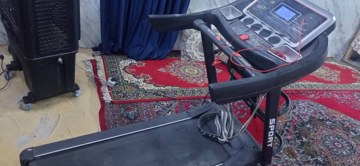 🏃‍♂️ جهاز مشي كهربائي للبيع
جهاز مشي كهربائي SPORT بحالة جيدة، مناسب للبيت والتمارين اليومية.
🔹 النوع: جهاز مشي كهربائي
🔹 الشاشة: شاشة رقمية لعرض السرعة والوقت والمسافة وغيرها
🔹 التحكم: أزرار تشغيل وإيقاف وتحكم بالبرامج والسرعة
🔹 مزود: بمفتاح أمان للطوارئ
🔹 رجّاج/جهاز اهتزاز مدمج
🔹 المقابض: مقابض جانبية ثابتة لسهولة وأمان الاستخدام
🔹 السطح: مساحة واسعة للمشي والجري
🔹 المميزات: حامل/مساحات للأغراض، ومكبرات صوت مدمجة
🔹 الحالة: مستعمل، وتظهر عليه بعض آثار الاستخدام والخدوش، كما هو موضح بالصور
🔹 الملحقات: الجهاز مع ملحقاته الظاهرة في الصور
💰 السعر: 200,000 دينار عراقي فقط
📍 للمهتمين، مراسلة خاص او الاتصال على الرقم ***********
📸 الصور المرفقة هي صور الجهاز الفعلي.
