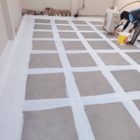 عوازل مائية • أسطح وحمامات • ضمان ٥ سنوات