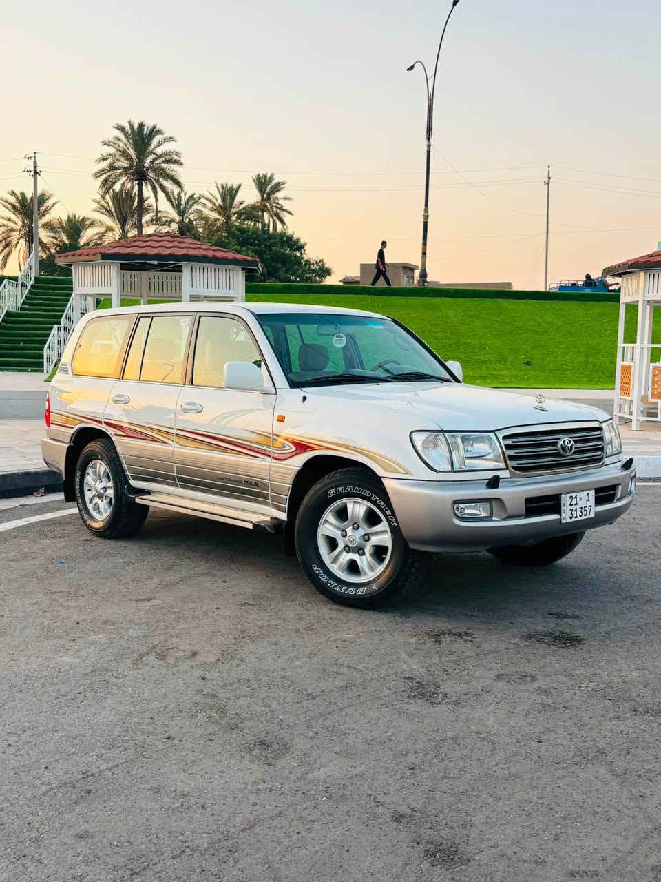 لاندكروزر 2005
رقم أصل
فول مواصفات
السيارة بشرط الشركة (بلاد).
حتى الدعاميات بدون صبغ.
من الصفر باقية يمّي.
المواصفات:
 فول مواصفات
 قير أوتوماتيك ودخل أصفر (جلد/بيج)
 ثلاجة و
 فورمايكا وقفل أكسل (دبل كير / قفل دفرنش)
 3 أونشات كوشن وتبريد مركزي (ثلاث أسطر مقاعد)
الشروط:
 القير والمحرك والأكسل بشرط ما مفتوحين نهائياً.
 ماشية (105,000) كم حقيقي.
 سنوية جديدة باسمي.
 بشرط من الدعامية للدعامية وبدون أي نكشة أو صوت.
رقم صاحب السيارة: *********** 📲
