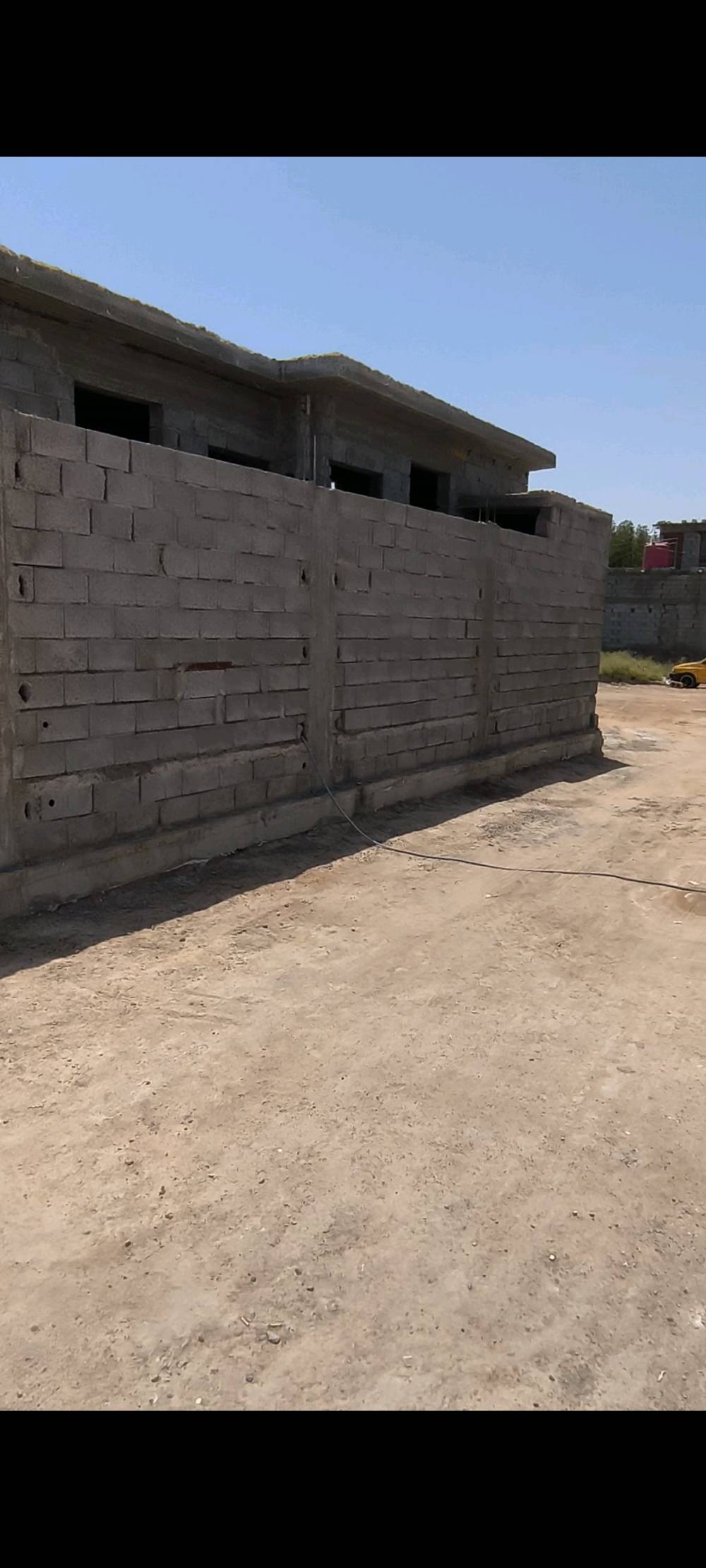السلام عليكم بيت هيكل وقف سني أصولي 100%  140 متر ركن علا شارع 12 متر وبضهر البيت نهر جاري صغير يعني مجاريك انساهن مدى الحياة ترتاح غرفتين + صاله + مطبخ + استقبال + وطارمات 2 وحده بلأمام وحده بالخلف / وحده من الغرف بيها حمام البيت تعبان عليه وما مشتغله شغل مخربط فقط هيكل مصبوب صبه براسها حظ تأسيس خريطة سطح ممتازه مكان البيت أبي الخصيب محيله طريق سيد حامد مقابل مدينة الأندلس السكنيه بيع جدآ مستعجل يشهد الله عندي ضرف سعره 40 وبالنسبه لشغل الداخل 15 مليون يكملو ألك من كلشي خلال شهر ونص تريد ادزلك فديو ع الواتس للاستفسار اكثر *********** // *********** وللأمانه مكانه كللش حلو وما ناوي أبيعه بس بعد الحمدلله .. وحياكم الله كل الهلا .... للمعلومه الماي عسل وعلا مدار الساعه ضخ بدون ماكور لأن البيت قرب محطة تحليه محيله الأهليه العملاقه