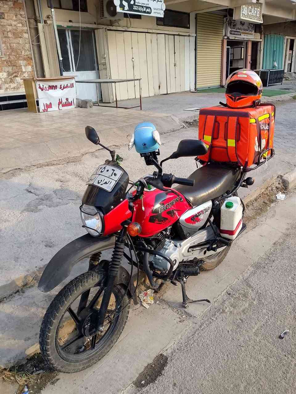 يا الله  السلام عليكم .. 

بوكسر 2025 ( ركز ع الموديل )
نضافة فوول مثل ما واضح بالصور. 
مرقمة سنوية اربيل 
بيها بعض شغلات بسيطة 
مثلا ضوا البك لايت مكسور تبديله يمكن ١٠ الف 
دكمة الهورن  هم مكسوره بس ادك عادي واذا تريد تبدلها هم يمكن ١٠ او ١٥ الف بزايد المجمع مالها كله .

دواسة رجل ملحومة ويراد الها تبديل هم سعرها ١٠ يمكن .. الخ 
شغلات بسيطة ما يكلفن ٥٠ الف 
بس ما عندي ابدلهن لان محتاج فلوس ومستعجل على بيعتها 

رايدها ب ٢ و٧٠٠ واكو مجال للتفاوض 
مكاني بغداد البياع 
رقم التواصل ***********
بي واتساب
