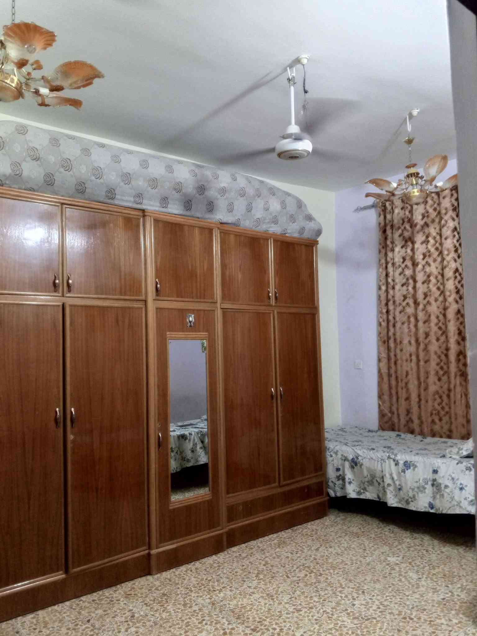 سلام عليكم دار للبيع المساحه 150متر طابو صرف الموقع حله بكرلي قريب على موقف دانه البيت طابقين بناء حديث يحتوي الدار على 3غرف نوم وصاله كلدور ومطبخ وكلدور حمام داخلي صحيات خارجيه عرض الشارع 10متر تبيلط مجاري وكهرباء ومي كامل خدمات علمن سعر المتر 800الف 
السعر 175قفل

