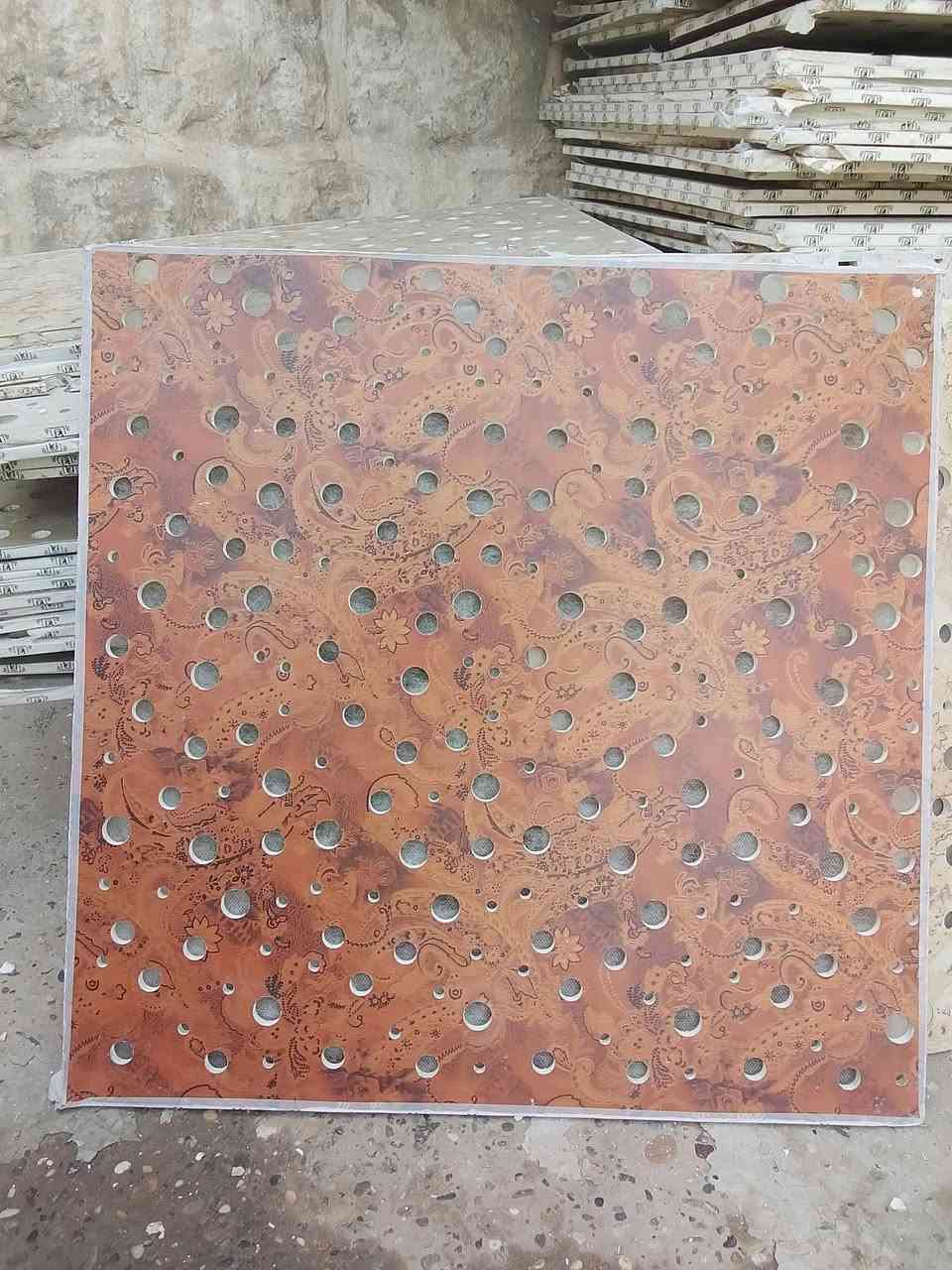 سقف ثانوي • غرفة وهول • نضيف