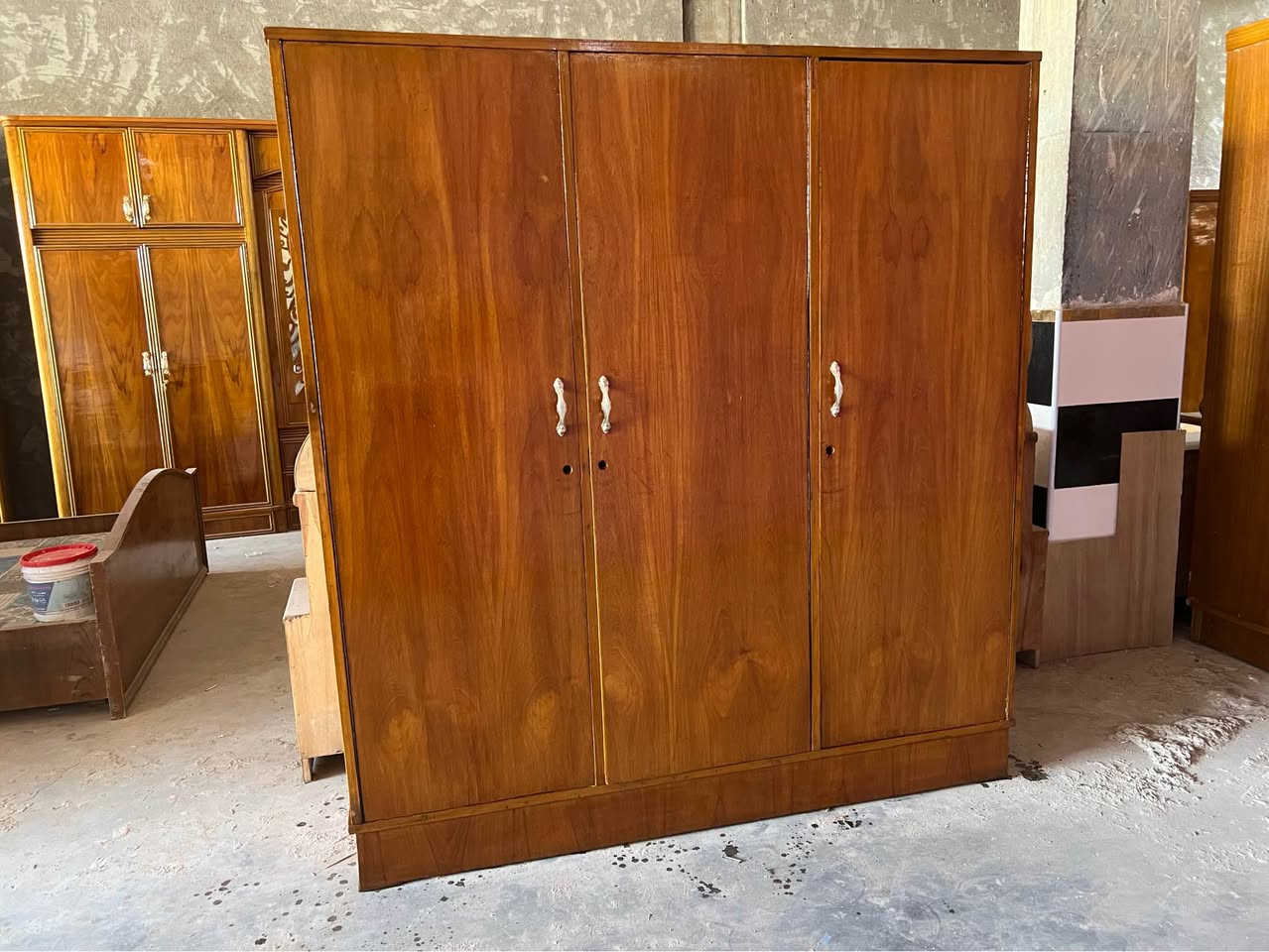 1.كنتور ثلاث ابواب صاج داخل وخارج
2.مرجوحة 
3.جرابي نفر 
4.جربايه حديد تركي
5.طباخات مصريه عدد2
6.تخم عشر مقاعد 
7.كاونتر اربع قطع
8. باب بي بي سي
9.جلسه عربيه للبيع
المكان بابل قضاء المحاويل مقابل معسكر المحاويل البوابة الشمالية بتجاه بغداد 
يوجد لدينا خدمة توصيل 
للاستفسار الاتصال على الرقم التالي ***********
 او التواصل على الواتساب برقم الاسيا حلة, بابل
