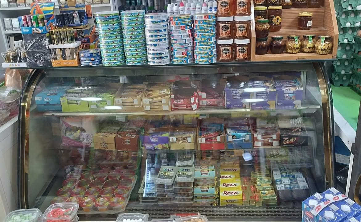 سلام عليكم 
عارضة كبيرة ترهم للاجبان وترهم للحلويات 
بعدها جديدة ماصارلي فترة من اخذتها تبريدها فوول وتعرض البضاعة بشكل حلو مرتب 
مكاني كربلاء 
***********
سعرها ٩٥٠ وبيها مجال بسيط
