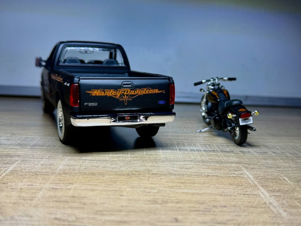 متوفر الان 
Ford F-350 Super Duty Truck 🛻🇺🇸
فورد سوبر ديوتي 
موديل 1999
حجم 1:27
🏍️🏍️🏍️🏍️🏍️🏍️🏍️🏍️🏍️🏍️🏍️🏍️🏍️🏍️🏍️
ياتي معها دراجة هالي ديفدسون 
Harley Davidson FXSTB Night Train 
موديل 2002
حجم 1:24
انتاج شركة #maisto 
للتواصل واتساب ***********
#عالم_المصغرات_والمجسمات #tsar_store #harleydavidson #diecast
