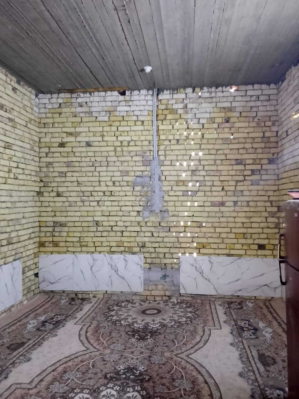 السلام عليكم 
بيت بحي الجوادين بنزلت ملاعب يتكون اللبيت من غرفتين 
وصاله ومطبخ وديوانيه وصحيات خارجيه وداخيه 
رقم صاحب البيت ***********
