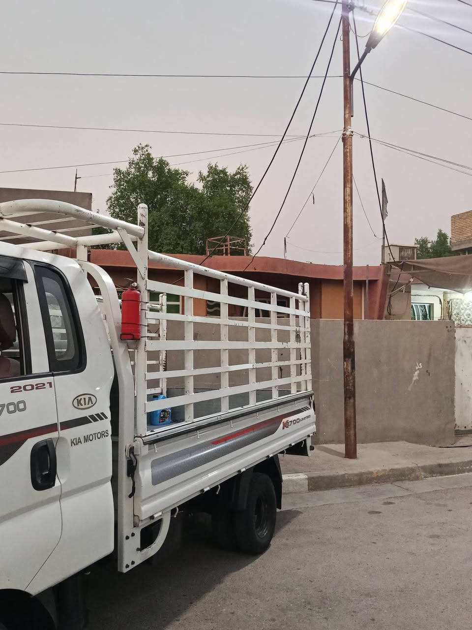 سلام عليكم اخوان محجر للبيع ٣٠٠ الف الارتفاع ٩٠ محجر نثيى  العنوان بغداد جسر ديالى الرقم ***********

