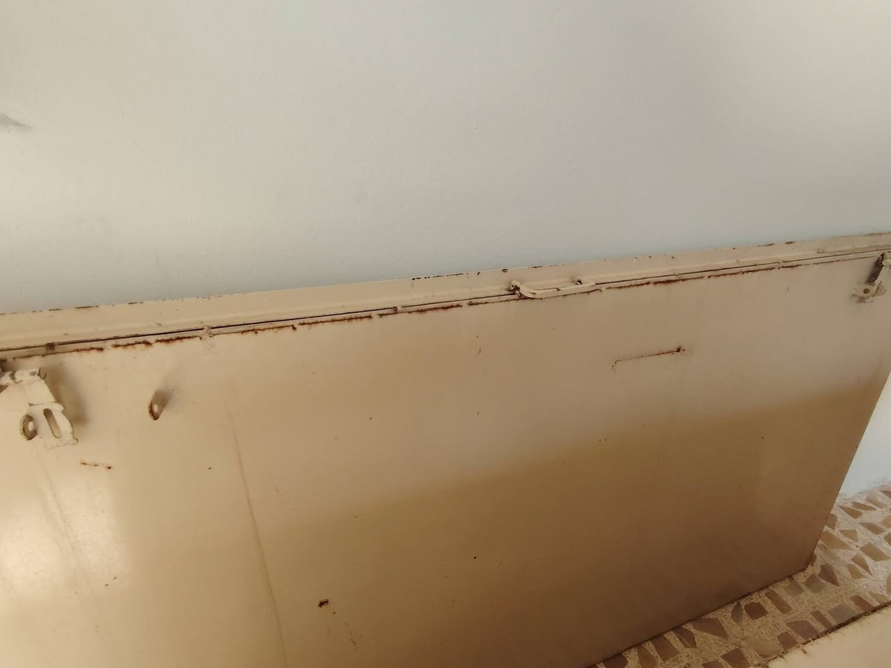 السلام عليكم متاح باب حوش مكدرت اصورو كامل  الطول 260 والعرض 260 مابي اي شي جديد ما مستخدم شراي خابؤ وتدلل *********** مكاني الايمن حي الورشان
