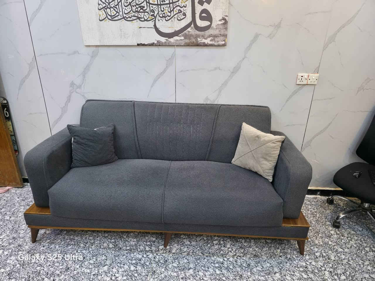 السلام عليكم تخم قنفات 10 مقاعد رصاصي توصاه دزاين تركي نظيف جدا استعمال قليل اي ضرر مابي مكاني بغداد الدوره السعر 650  وبي مجال ***********

