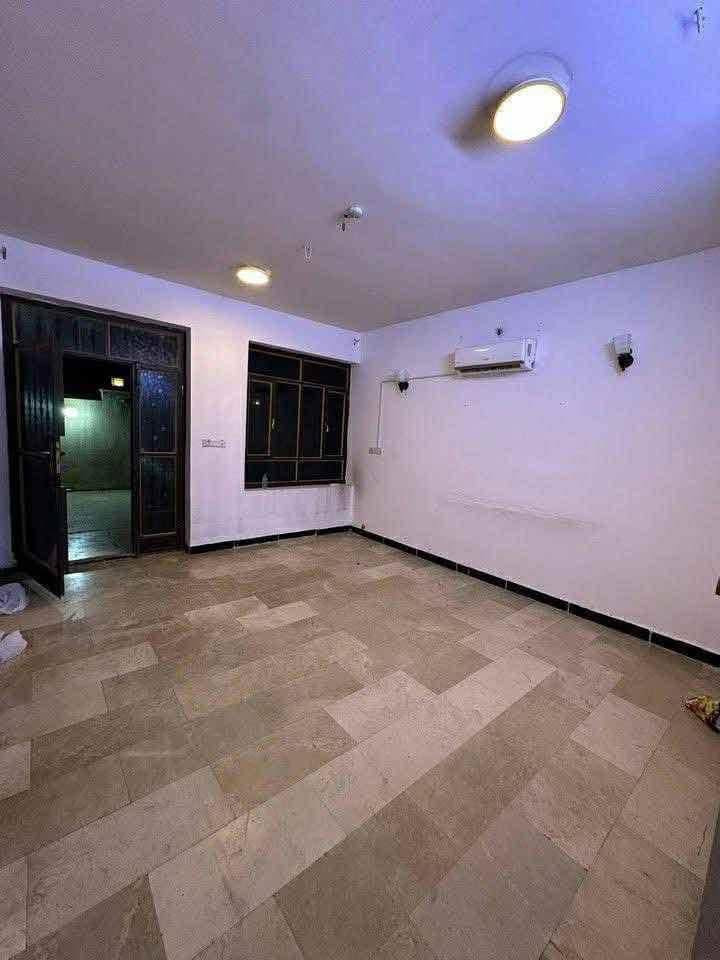 🏡 للإيجار في السيدية 🏡
📍 الموقع: السيدية – مربع جامع شاكر عبود
🏠 المساحة: 110 م²
🛏️ 3 غرف نوم
🛋️ صالة
🍽️ مطبخ
🚿 خدمات متكاملة
✨ البيت نظيف جدًا وجاهز للسكن.

💰 بدل الإيجار: مليون

📞 للاستفسار والمعاينة:***********ي
 ￼
