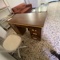 ميز مكتبي • نضيف • مستخدم شهر واحد