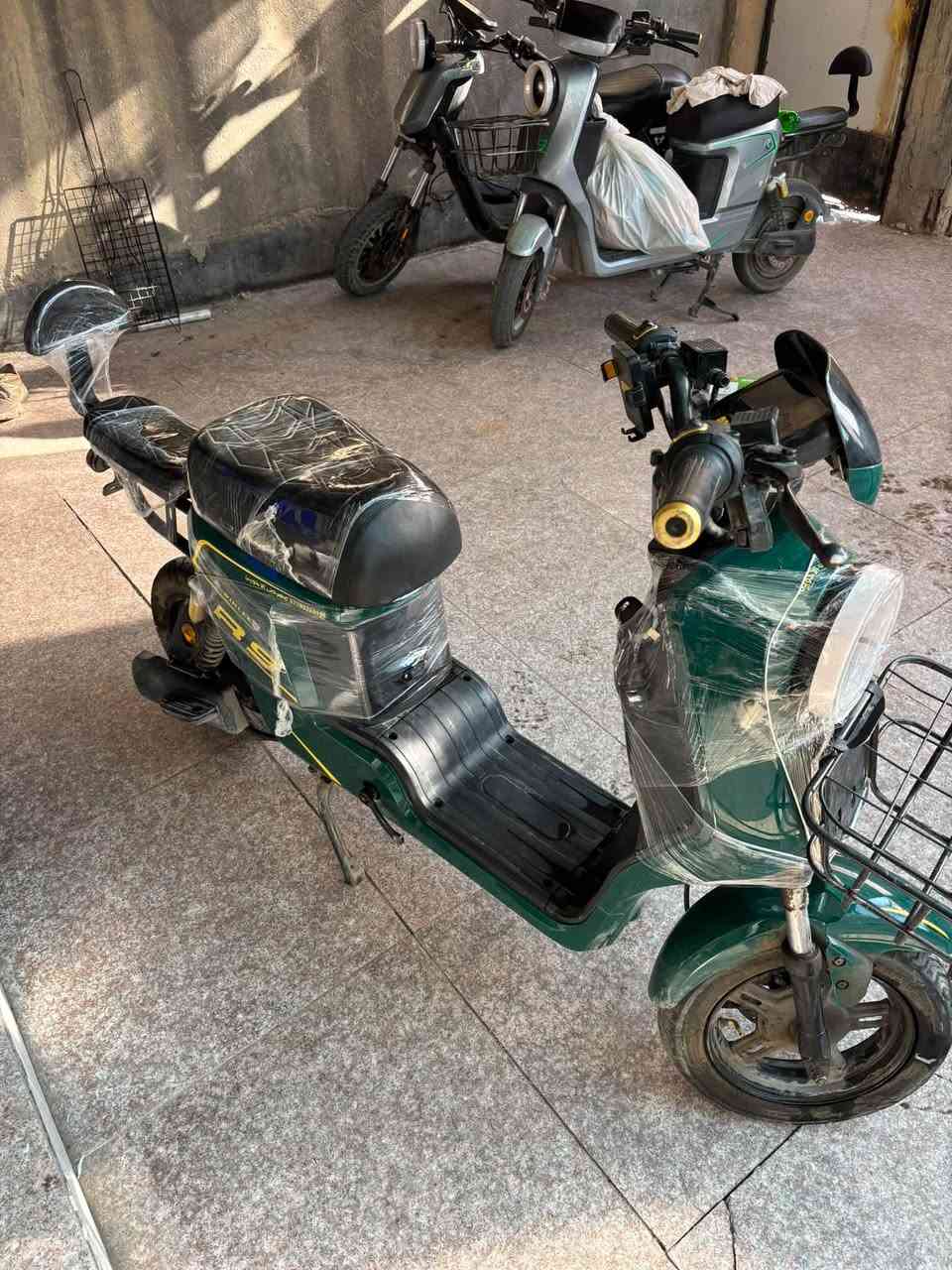 دراجه R9كلش نظيفه صالي شهر من مشتريه
كل نقص مابيه بس صبع البريك انكسر وانا انزله من السياره اريد ابيعه لأن محتاج شحنه ونظافته خير من الله 
كل ملحقاته وياها بلجيس (بصره تنومه)
***********
رايده  450
