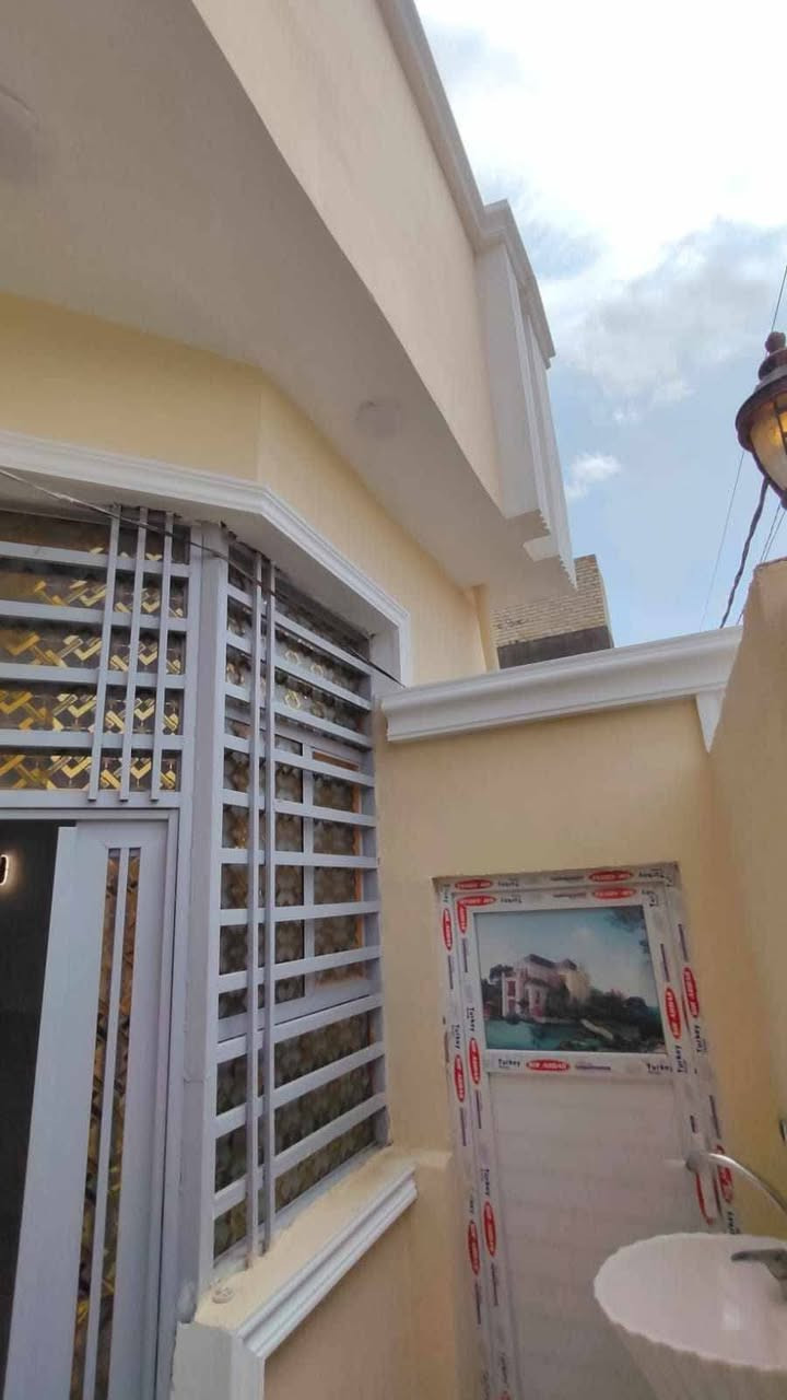 سلام عليكم بيت 100 متر بسمي جديده دراجه اول بصف الشارع العام مكانه كلش حلوه بصف شارع يم جسر العبور بناء سنت2026 صب كونكريت طابوق نهرون وصطح مطبك الطفيلي بناء درجه اول الله شاهد مالجناي وبسمي لبيت وشارعه 15 وخريطه كلش حلوه والمنطقه جاي يبلطون بيه تجي شوفه كدامك ولبيت بسمي اني بنيته بناء كله درجه اوله سعره 93بيع مستعجل ***********
