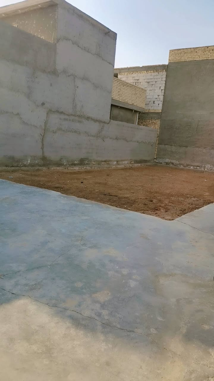 السلام عليكم دار للبيع مع كاع ينباع وحده او ويه الكاع واذا الكاع وحدها هم ماكو شكال ابيعها مساحه البيت٢٠٠ والكاع هم ٢٠٠ سند ٢٥ كامل خدمات بناء جديد درجه اولى يبعد عن الشارع العام ٥٠ متر العنوان قريب ع خنساء مقابل البانزين خانه مال خنساء غرفتين نوم وصاله واستقبال ومطبخ حار ومطبخ بارد وحمام كلش جبير و٢ مناور اي استفسار اتصل *********** بي واتس اب *********** اتصال
