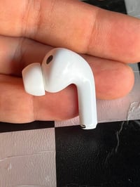 ‏ Air Pods Pro 3 تك سماعه ايربود برو 3 اصلي اصلي تك حرف R فقط  السعر 8...