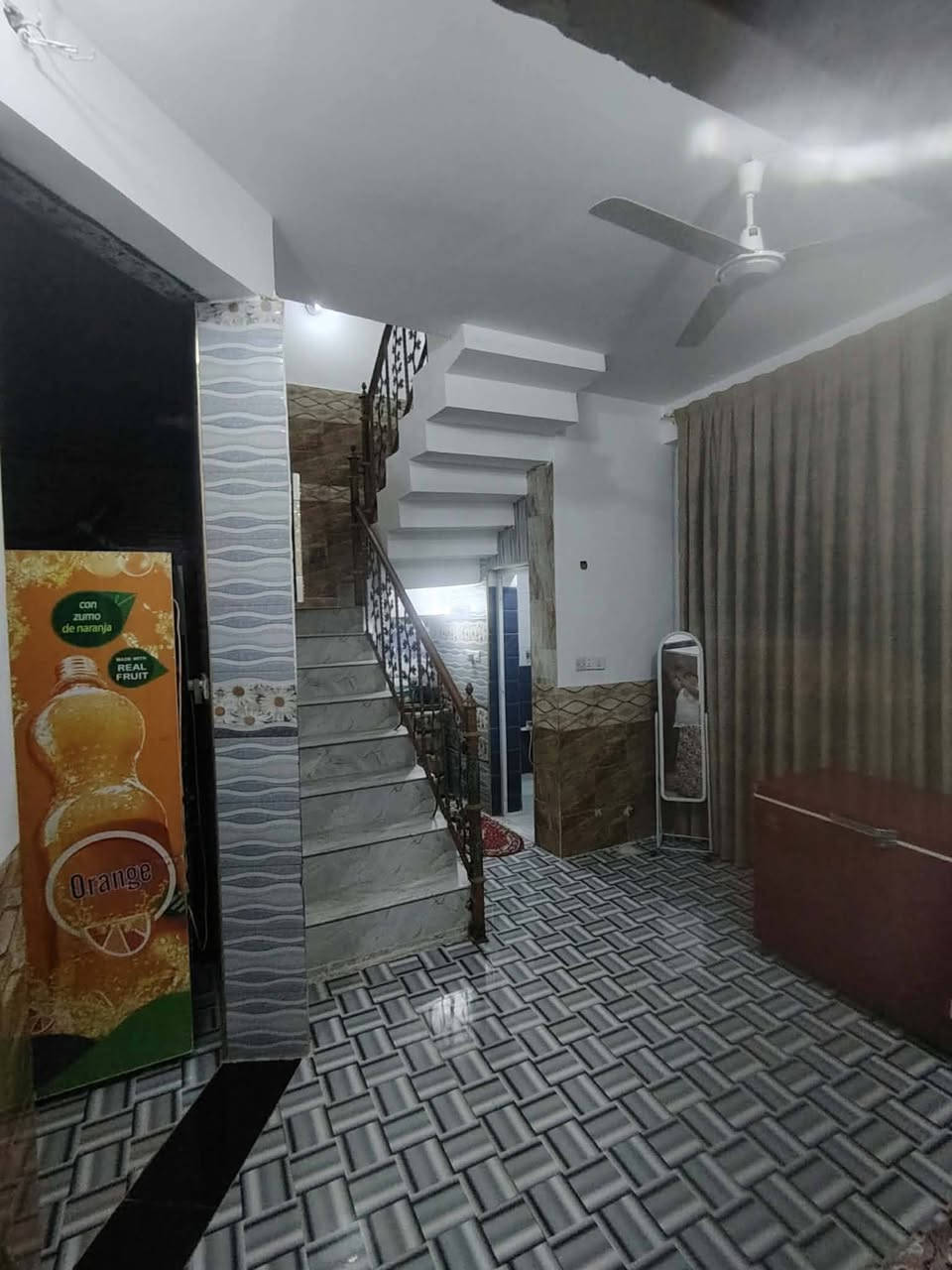 بيت للبيع مساحه ١٠٠ متر مربع متكون من الطابق الأول استقبال وغرفه منام وصاله ومطبخ وصحيات  داخليه وخارجيه الطابق الثاني متكون من ثلاثه غرف منام وصاله وصحيات مع الصطح مغلف ومطبك شتايكر مكان البيت زين القوس جهه الخدمات تبليط ومجاري للمعلومات أكثر الاتصال على *********** و ***********
