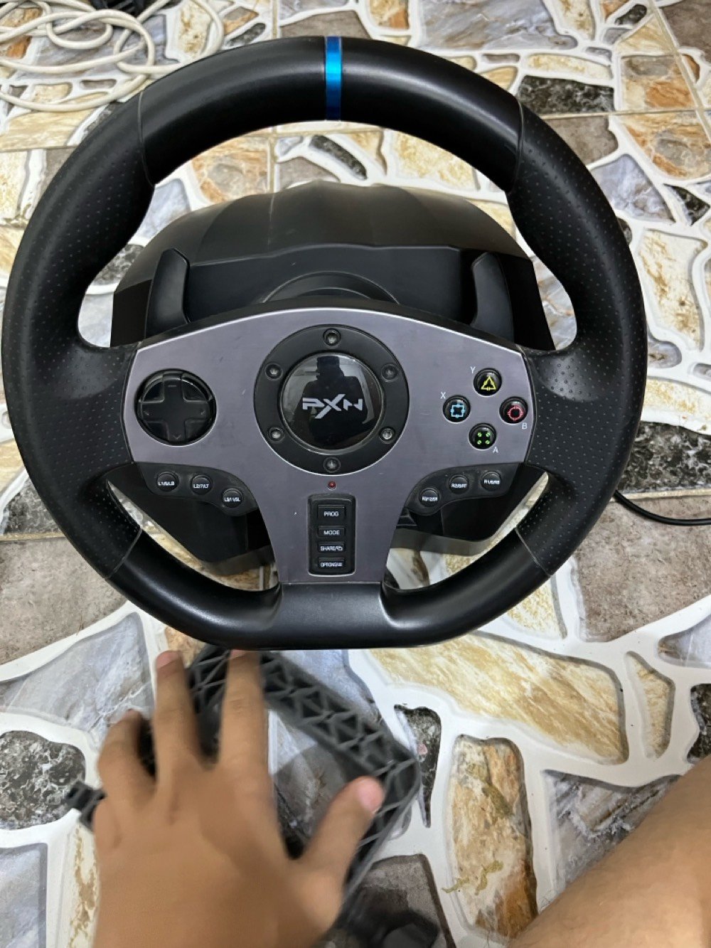 السلام عليكم شباب،
للبيع سيت أب قيادة كامل PXN (ستيرن + جير عادي + 3 دواسات + براغي التثبيت كاملة).
الجهاز أخو الجديد ونظيف كلش، استخدامه خفيف وحشمة، ويشتغل وياك على بي سي (PC) وعلى بلايستيشن واكسبوكس بدون أي مشاكل.
تفاصيل الغراض والمواصفات بالتفصيل:
 الستيرن: مسكته كلش مريحة ومضبوطة بالإيد، بيه دكم التحكم كاملة وشفتات تحويل سرعة ورى الستيرن، الاستجابة مالته سريعة وما بيه أي ثقل أو فضاوة.
 الجير: جير عادي 6 نمرات + نمرة الرجوع لورا (الريوس R)، وفوق الجير اكو دكمتين تحويل (LO/HI) حتى تبدل بين السرعات العالية والناصية، كلش ممتع بألعاب التفحيط والسباقات وألعاب الشاحنات مثل Euro Truck.
 الدواسات: قاعدة ثقيلة ومريحة للرجل ما تزحف على الكاشي، بيها 3 دواسات ألمنيوم كاملة (كلتش، بريك، وبنزين)، ضغطهن قوي وبيهن مقاومة حلوة ينطينك إحساس واقعي باللعب.
 ملحقات التثبيت: البراغي والكلامبات السود الأصلية مالت الميز كاملات ويا الجهاز، تفر البرغي وتقفله على الميز يصير ثباته قوي وما يتحرك أبد حتى لو تدوس قوي.
الغراض كلها أخت الجديدة، الكيبلات نظيفة وما بيها أي كطع أو تلزيق، وكل الدكم والجير والدواسات شغالين 100%.

مكاني حله (لااا يوجددد توصيلل)
سعره 120 وبي مجال لطيبين
***********