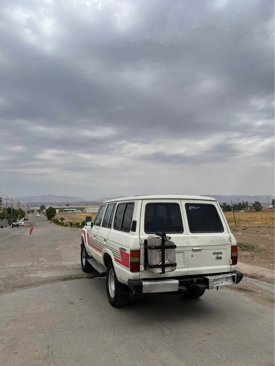 لاندکرۆزەر. ١٩٨٥. گێڕو مەکینەو. ئەکسل و دەبڵ ئەکسل بەشەرت سەیارەکە   کامل مەسرەفی کراوە دینار مەسرەفی تیا نییە تا دو ساڵی کە تەنها لایی خوڕە.   هەموو گیانی بەشەرت. ٢ف ی ٤ گێڕ. مەرغوب بۆ جەوەڵ   نرخی ٣٦ گەڵاو کەمێک مەعمەلە  *********** شمشمل, السليمانية
