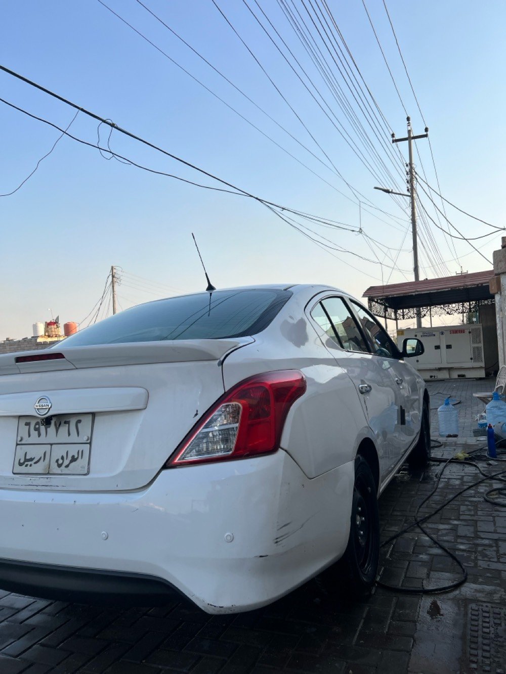 نيسان سني هندي للبيع موديل ٢022 سياره نظيفه استعمال شخصي لا مشتغل بيها تكسي ولا شي مداريه ما متعبه ماشيه 99 الف كيلو كامله من كلشي وما ناقصه شي سياره فول الفول رايده ب97 وبيها مجال