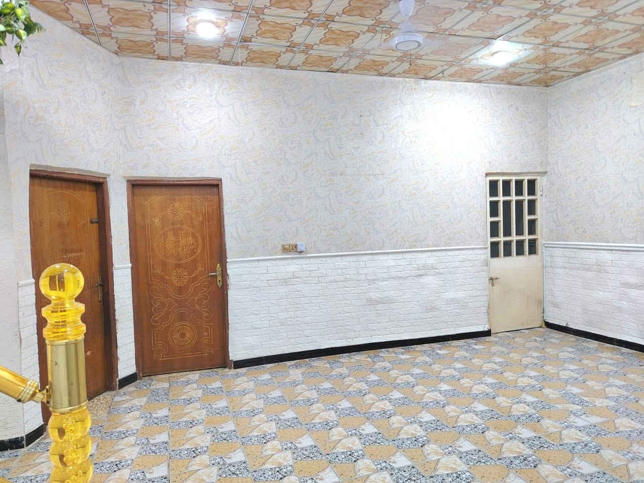 السلام عليكم بيت وقف سني اصولي، المساحة 180 م، طابقين، البيت ركن يبعد عن الشارع العام 20 متر
السلام عليكم بيت وقف سني اصولي، المساحة 180 م، طابقين، البيت ركن يبعد عن الشارع العام 20 متر
الطابق الأول يحتوي على
غرفتين نوم ( 4.5  في 5)
  صالة 3.5 في 6
ديوان 7 في 4
مطبخ 3 في 3.5
حمام داخلي 2 في 2.5
تواليت خارجي للخطار
جراج سيارة مع سفيفة

الطابق الثاني يحتوي على
غرفتين نوم 4.5 في 5
غرفة نوم 7 في 4
موزع
مخزن 2 في 4
حمام 3في 2.5
ملاحظة : البيت فارغ يعني تسليم مباشر 

السعر 130 مليون
للتواصل : ***********
