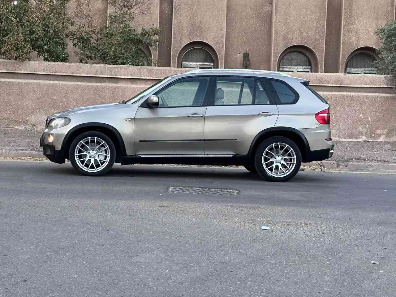سلام عليكم 
للبيع او مراوس حسب القناعه اخوان ممتواجد ع الفيس

بي ام X5 موديل 2008 وارد خليجي مكفوله 

محرك ديزل حجم 3.0 كاز بلادي جديد مكفول 

كير اوتماتيك كوبره  ثلاث وضعيات جديد مكفول 

فور ويل X درايف شغال ما بي اي مشاكل او عطل 

كهربائيات كلها شغاله وكلها ع وضع الشركه بلادي

السياره فول مواصفات عدا الفتحه كلشي بيها شغال

تبريد قطعتين شغال ثلج مبدله منضومه جديده كامل

تخم تاير جديد اصلي تخم ويل كب بلادي حجم 20 

مرش شفط كشنات جلد بيجي تتفه تبريد بل كشن بصمه
ستيرا كهرباء لايت بك لايت لد بلادي زنون بلادي لايت متحرك
جنطه شغط شاشه كامره اندرويد اصليه كلشي شغال بيها 

سياره مكفوله من اي ضربه او صبغ كلها ع وضع الشركه 

رقم اربيل سنويه 2031 هزه 2026 شرط التحويل او الوكاله حاضر
سيارت كلش قتصاديه ومال بيت وبل مشي شلعه ومعدل متلزم كلش نشطه وناعمه وما بيها اي عيب 
طبعا مسجله بل محطات مال العراق كله بل حصه مال الكاز شوكت متريد تفول وبي مكان عادي 

السعر 100 ورقه وبي مجال للشراي العنوان بغداد حي الخضراء 
***********. للستفسار اتصل او دز وات ساب ممتواجد ع الفيس
