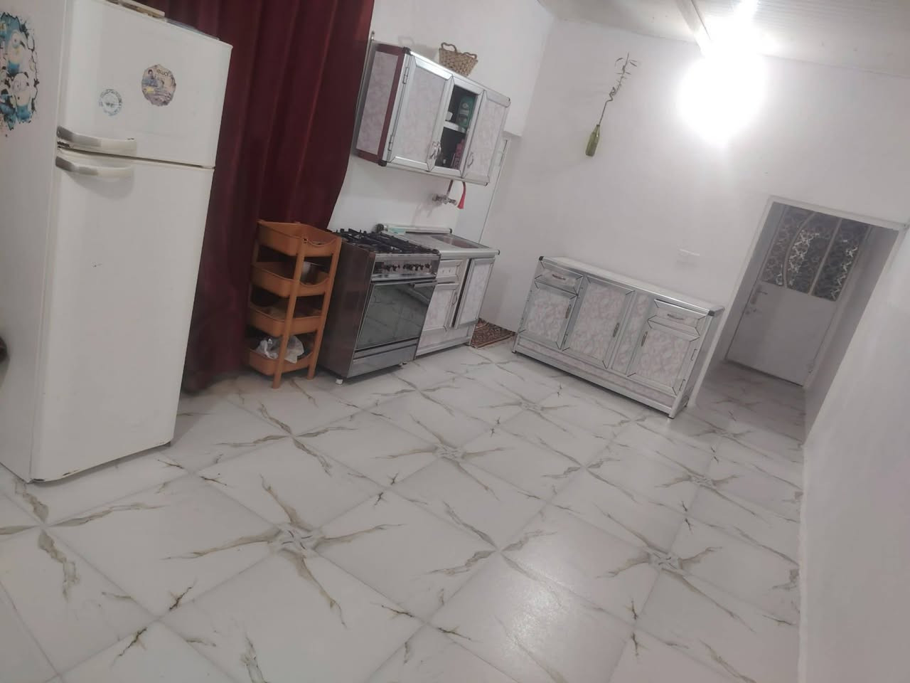 مشتمل ١١٠متر شارع المطار خلف حسينيه عبد العظيم من يم نزلة اهل المخضر شارع بيت ابو سلام الشجيري طرمه وصحيات خارجيه ستقبال ومدخل ثاني عل صاله وحمام وترك جانب الصاله والغرفه البيت كوله مطبك بورسلين سقف البيت سندويش   والبيت نضيف وماناقصه شي   سعره مناسب اني عارضه ب٣٨ مليون ***********
