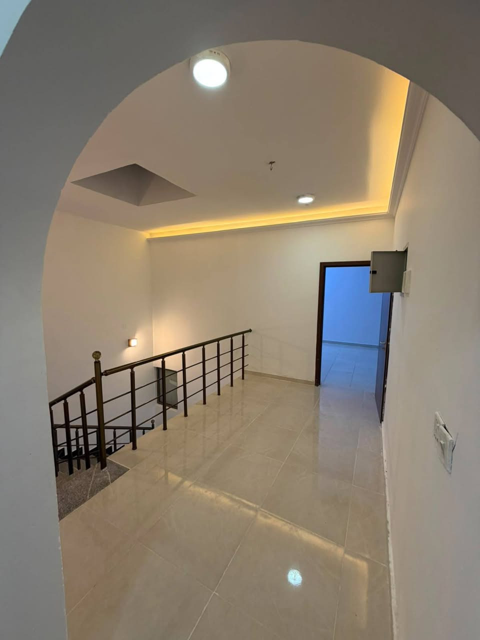 🏠 دار 300م في مجمع الأميرات اول السكني | جاهز للسكن 
سعر مناسب 
موقعه مباشر على الحديقة، اتجاه حلو

تشطيب مرتب طابقان بتصميم عصري يتكون:
استقبال فاخر بطول 10 أمتار
4 غرف نوم واسعة 
صالة كبيرة تقريبا 12 متر 
استقبال واسع جداً
مطبخ حار + مطبخ بارد
مجموعة صحيات متكاملة
كراج سيارة حديقة واسعة 🌳

🗨️ تريد الصور والتفاصيل؟
اكتب (تم) بالتعليقات ويوصلك كل شي فورًا
☎️ اتصال / واتساب:***********

ملاحظه البيت سند حر

