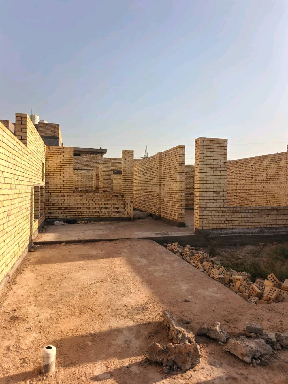 السلام عليكم بيت هيكل للبيع مساحه الارض 300 متر 
خدمات ماء كهرباء مجاري رصيف مقرنص باقي تبليط 
بناء عالي مصبوب رفت ناقصه سقف.. سند طابو زراعي 
مدارس قريبه قريب على الشارع العام بوابة مجمع طيبة سكني
عنوان منطقه حي البتول قبل الجسر الفرنسي بنهاية الرئاسه
السعرمناسب تواصل رقمي *********** شراي اني بخدمته