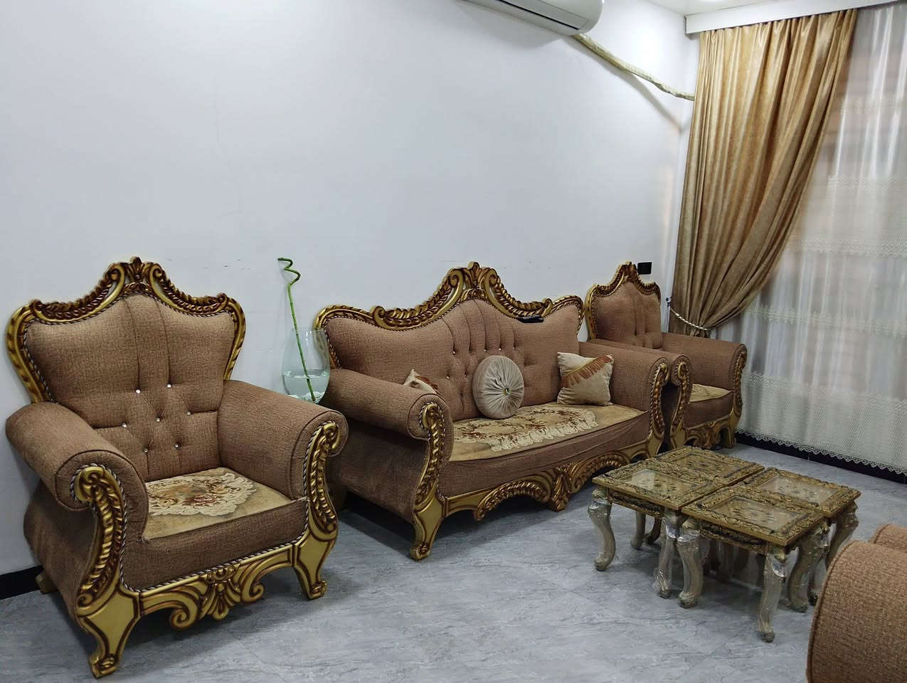 السلام عليكم
تخم ملكي للبيع معا أربع طبلات معا ساعه برج ملكي 
نضيف كلش 
سعره850 و بي مجال للشراي 
الرقم ***********
