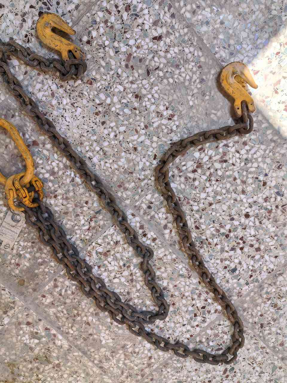 السلام عليكم ورحمة الله وبركاته للبيع سلسله ثنائية قطر ١٠ملم طول ٢مترفولاذ كريد ١٠٠اوربيه اصليه ام الختم نضيف العنوان النجف الاشرف ***********
