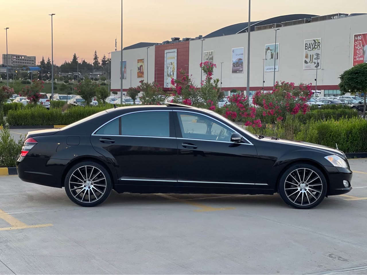 مارسیدس S550
مۆدێل ٢٠٠٨ مەکینە ٨ بستۆن بێ تۆربۆ مەرغوب 
مواسەفات فوول دەرگا لارج 
ناو زەرد سڵاید کوشن هیتەر ٥ پەردە دەرگا سەحب 
قەپات مواسەفات زۆر مواسەفاتی تری هەیە 
سەیارەکە لەسەر دەقی شەریکە ماوەتەوە هەموو گیانی بەشەرت گێڕ و مەکینە نەکراوەتەوە 
کۆدی بۆکراوە سعری ١ دەفتەر و مەجالێکی کەم 
*********** السليمانية, العراق
