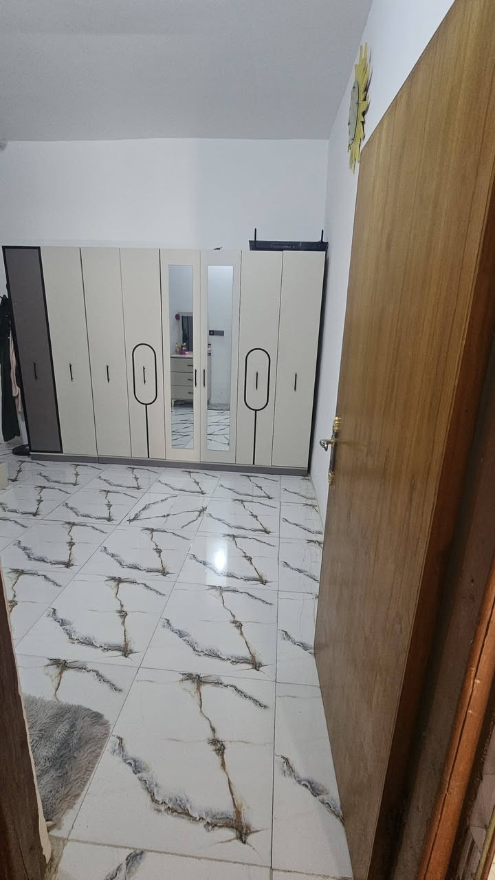 السلام عليكم بيت للبيع منطقة البو جاسم المساحة 200 كامل خدمات ماء وكهرباء وتبليط البيت جاهز من كلشي يحتوي علة 3غرف نوم وصالة واستقبال ومطبخ صحيات داخلية وخارجية  بناء حديث درجة اولة السعر والاستفسار اتصل على رقم *********** غير متواجد علة الفيس
