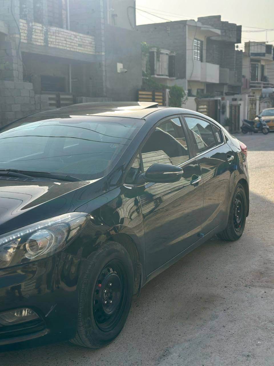 كيا سيراتو موديل 13 فول بصمه للأخير 
بارد فقط باب صدر على كد شبر ودوسات 
فقط كير مكينه كفاله صدر 80٪ مدوشمه كامله كهربائيات كلها شغاله 
مواصفات معروفه فول تحكم ستيرن 
شفتات سرعه 
تبريد بيانو قطعتين 
حساس امامي خلفي 
انارة ترحيب اربع وياله دسك
وباقي المواصفات أهل الخبره يعرفوهن مال الفول سعر المطلوب 105 مكان سياره بغداد البياع هاتف ***********واتساب
