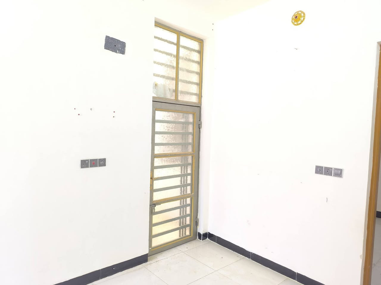 🏡 دار للبيع – حي ميسان / النجف الأشرف
📐 المساحة: 50م²
💰 السعر: 28 مليون دينار
✅ شغل جناي درجة أولى
✅ بناء طابوق جمهوري
✅ أساس وسقف كونكريت مسلح
✅ البيت مطبّك السطح وجاهز للسكن
🛏️ غرفة، صالة، مطبخ، حمام، ومخزن سطح
🚰 تانكي + كيزر وتشطيب ماء كامل
📍 قرب سكلة الكرعاوي – شارع الزوار
📄 سند زراعي مع إقرار محكمة
📞 ***********
