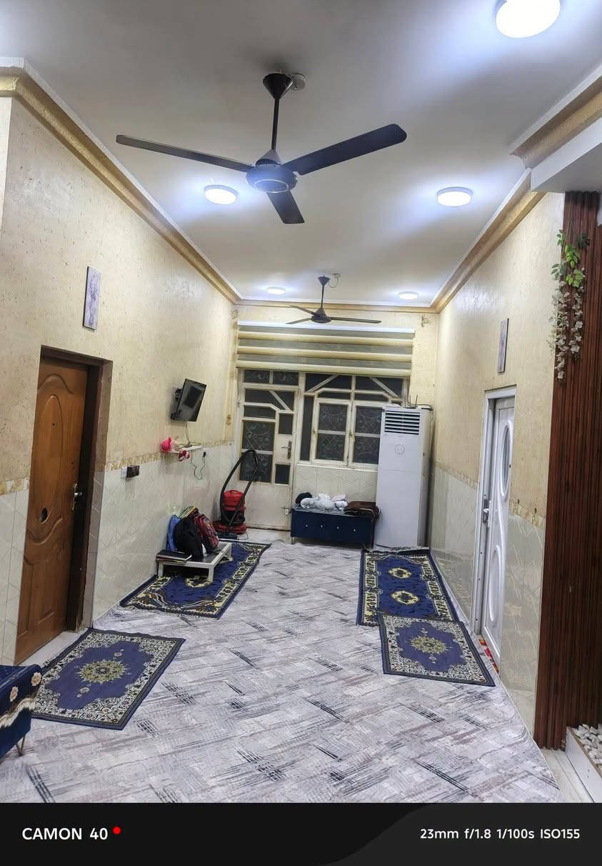 سلام عليكم للبيع دار مساحة (236) طابو صرف بسمي نزل 20 واجهة 11.80 طابقين بناء حديث مال 2018 شغل وبناء البيت درجة اولى للاخير يتكون البيت من كراج يسع سيارة وصحيات خارجيه يتكون الطابق الاول من كنيدور واستقبال ومطبخ حار وبارد وصالتين وغرفه ومجمع صحي و3 مناور وحديقه داخليه يتكون الطابق الثاني من  ثلاث غرف وصاله كبيرا ومجمع صحي ويتكون  على بيتونه وسطح كبير البيت كامل مكمل على اخر حبايه نقص فقط الواجها ما مشتغلها باقي البيت كامل مكمل. 
عنوان البيت / (ديالى بعقوبة التحرير قرب المعهد التقني منطقة الاوقاف قرب الملعب الخماسي مال الاوقاف) . 
السعر /  360 مليون وبيه مجال بسيط 
الرقم/
***********
