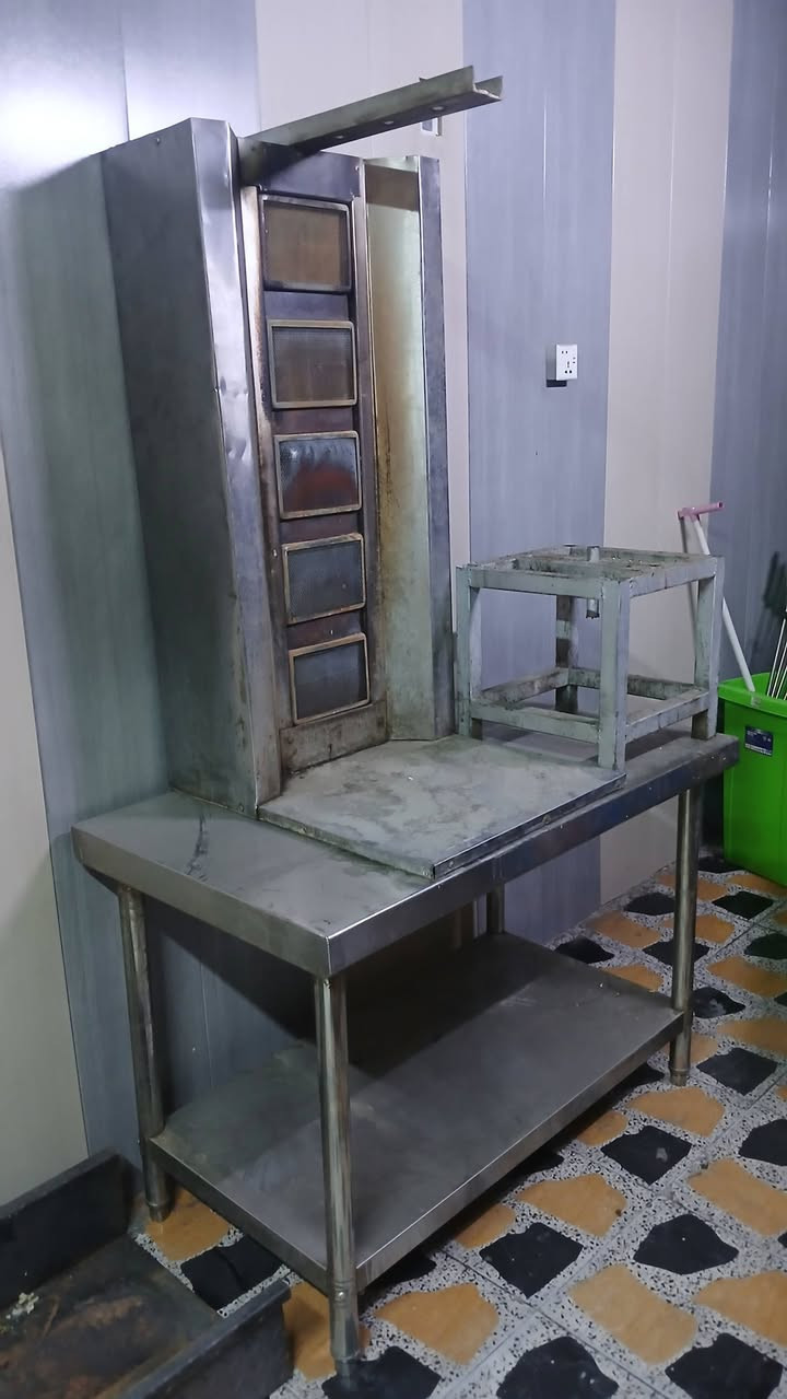 غراض مطعم لبيع شوايت دجاج 6 شياش اخت الجديده 350 شوايت كص مع الميز سلي ستيل كامله 5 عيون 225 براد ماء تركي نضيف 250
***********
