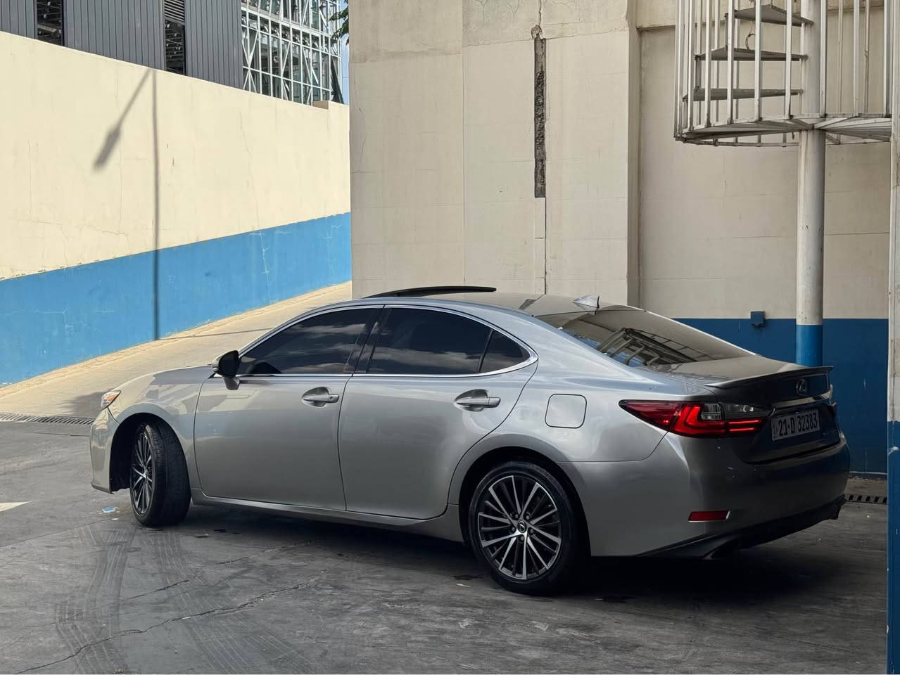 Lexus es350 تەنها 74 هەزار رۆشتووە گێڕو مەکینەو کارەبایات هەمووی بەشەرت تەزە خۆم سێرڤزی عامم بۆ کردووە سەیارەکە تەنها بۆنیتو چاملخی بۆیاخە بەو شەرتەی   شاصی قرچیشی نەبێ سەوتی دیجیتاڵیش بەشەرت 
شوێن سلێمانی 
*********** السليمانية, العراق

