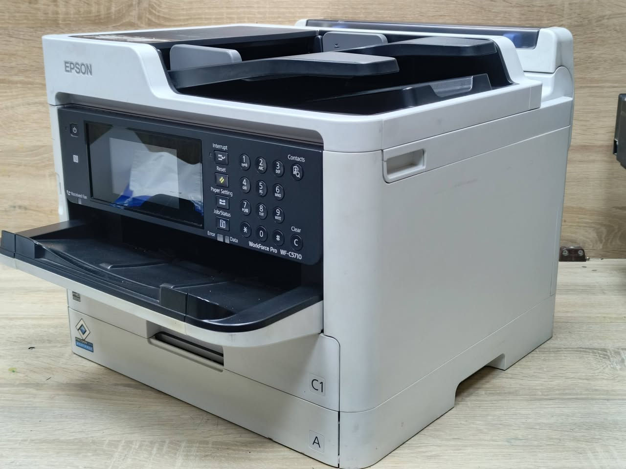 طابعة ايبسون موديل Work force pro - WF5710  مستعمل بحالة ممتازة باحبار قابلة لتعبئة خزانات ملغية الشرائح بسعة طباعة 12000 ملون واسود وابيض سعر الحبر 20 الف لكل الألوان سرعة الطباعة 34 ورقة بالدقيقة تحتوي على مجرين ورق أمامي وخلفي لطباعة ورق الصور و استيكرات وورق مكربن وبدقة عالية 4800×1200 DPI وبحجم 300 غم وقياس A4 مع امكانية طباعة بوجهين دوبلكس تحتوي على فيدر لطباعة الملازم ومجموعة اوراق بامر واحد مع امكانية استخدامه في الأرشفة الاكترونية كما تحتوي على Wifi يمكن ربطها على الموبايل وتابليت ولابتوب و Wifi direct 🚦السعر 350 الف 🚦 للطلب *********** /*********** يوجد توصيل لجميع المحافظات ملاحظة نسبة نظافة الجهاز 90% بضمان `تشغيل` وفحص.
#طابعتي
#الصفوة
