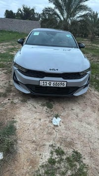k5 موديل 2023   لون سمنتي  فول موصفاات داخل احمر  رقم بغداد ماشيه 42  ...