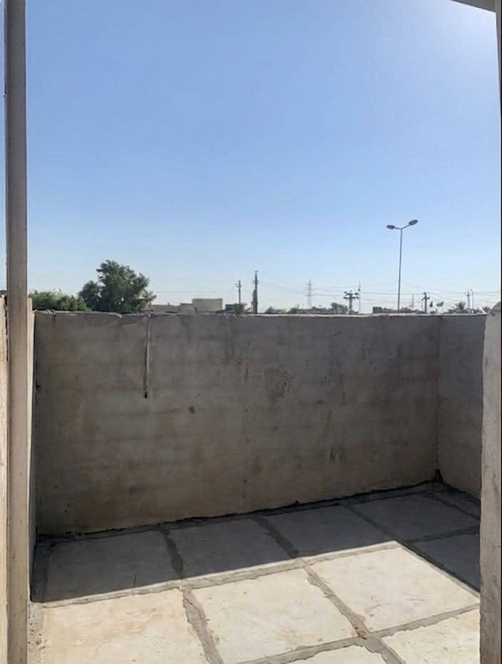 بيت للبيع طابقين المساحة 100 موقع تجاري على شارع عام رئيسي شارع عيادة الشماعية والبيت يحتوي على محل مساحة كبيرة 
يتكون من ⬇️ 
✅ الطابق الأرضي يحتوي على محل وحمام ومطبخ وصاله وغرفه 5x4 ✅والطابق الثاني يحتوي على صاله وغرفه كبيرة وسطح 🛑للتنبيه البيت على الشارع العام وليس داخل الفرع 
السعر : 35 مليون 
للاستفسار : ***********

