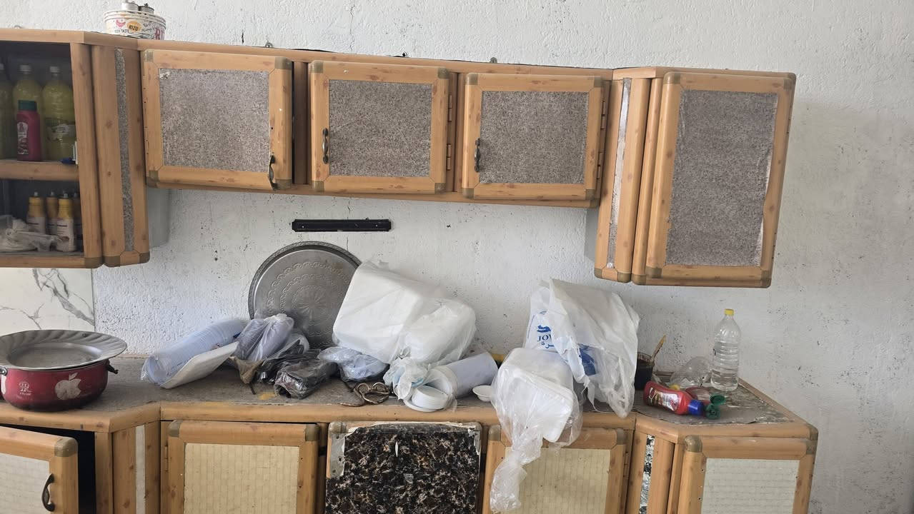 غراض مطعم للبيع سعر مناسب . مكاني ديوانيه
.١.  حمايه ٤ بلانك شرط النظافه 
٢. براد سل استيل غذائي شرط الظمان 
٣.. كاونتر فافون 
٤.. طباخ تسكام ٥ عيون 
..
***********
