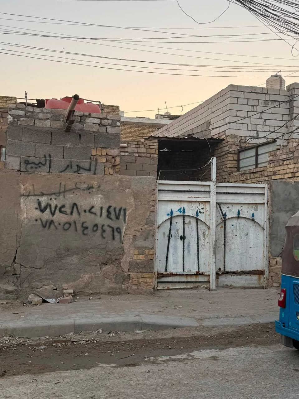 سلام عليكم بيت البيع بحي العسكري قرب مدرست المربد  وقرب سوك حي العسكري البيت رقم المساحه البيت 100 بيه صاله ومطبخ وستقابل والغرفه على نص مبنيه سعر 28وبيه مجال شراي نتصل ***********
